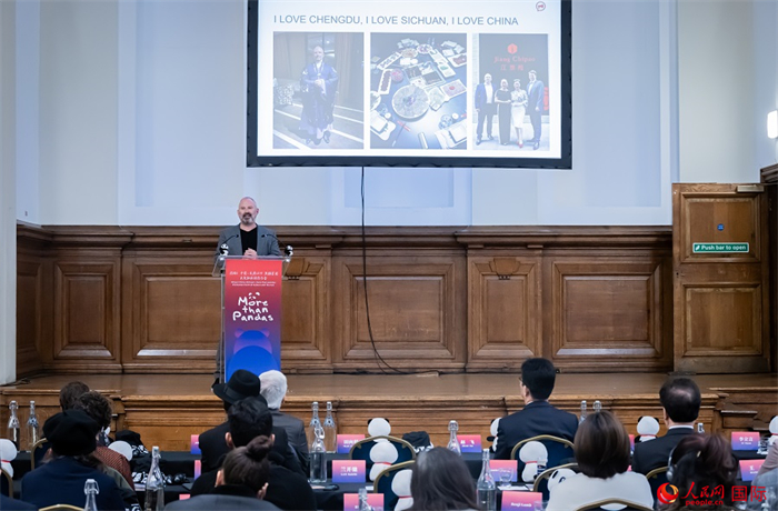 英國(guó)群英創(chuàng)意全球首席執(zhí)行官杰米·撒杰特在現(xiàn)場(chǎng)發(fā)言，分享如何進(jìn)一步提升四川旅游的國(guó)際影響力、吸引更多的英國(guó)游客。人民網(wǎng) 郭錦標(biāo)攝