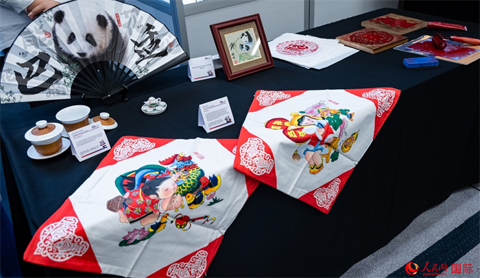 活動(dòng)現(xiàn)場(chǎng)的現(xiàn)場(chǎng)文創(chuàng)展、互動(dòng)體驗(yàn)區(qū)、非遺區(qū)展示。人民網(wǎng) 郭錦標(biāo)攝