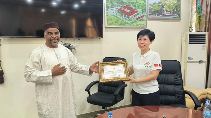 江西省衛(wèi)健委婦幼處處長葉穎代表組派部門接受乍得衛(wèi)生部表彰。中國（江西）第18批援乍得醫(yī)療隊(duì)供圖