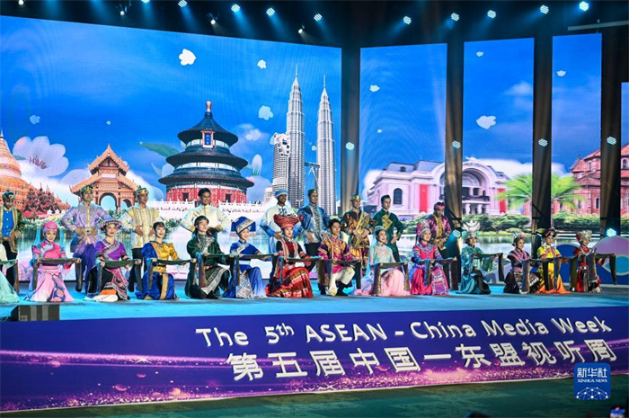 10月21日，在馬來(lái)西亞行政首都普特拉賈亞，演員在第五屆中國(guó)—東盟視聽(tīng)周開(kāi)幕活動(dòng)上表演。新華社記者 程一恒 攝