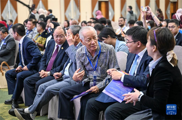 10月21日，在馬來(lái)西亞行政首都普特拉賈亞，嘉賓在第五屆中國(guó)—東盟視聽(tīng)周開(kāi)幕活動(dòng)上交談。新華社記者 程一恒 攝