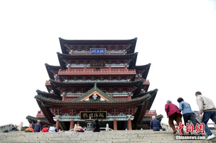 資料圖：中國農(nóng)歷九月初九，重陽佳節(jié)。民眾來到位于江西南昌的滕王閣旅游區(qū)，登高祈福。<a target='_blank' href='/'><p  align=