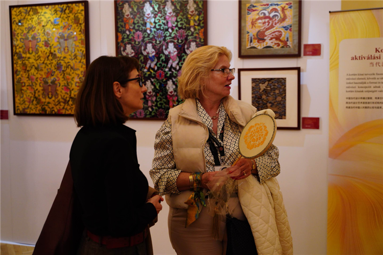 游客觀賞。布達(dá)佩斯中國文化中心供圖