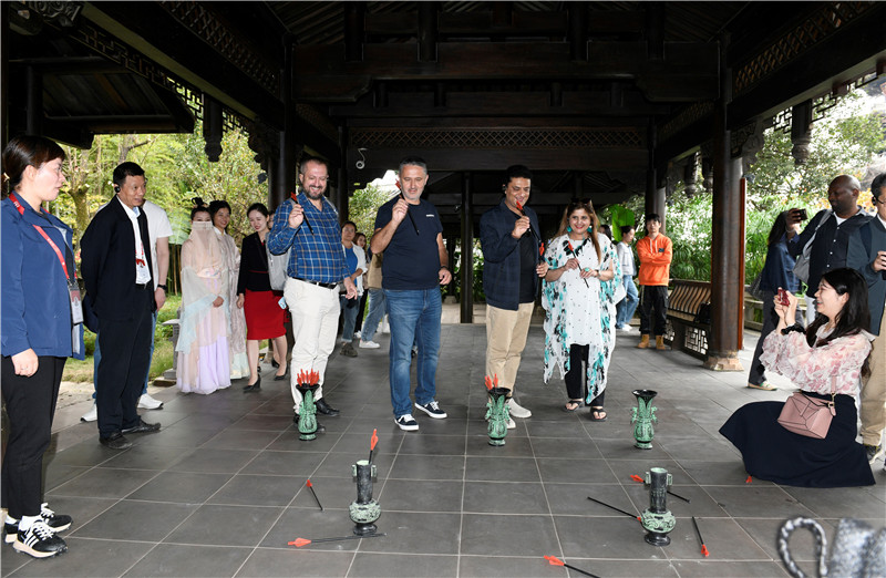 在安樂泉，中外記者體驗投壺 趙橙涔攝