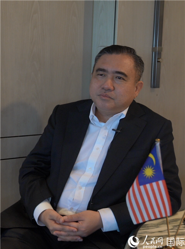 馬來西亞交通部部長陸兆福在接受人民網專訪。人民網 張文捷攝