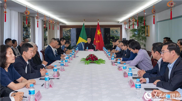 當(dāng)?shù)貢r(shí)間10月23日，國務(wù)院僑務(wù)辦公室主任陳旭（中）在巴西里約熱內(nèi)盧出席國務(wù)院僑辦代表團(tuán)與里約僑界座談會(huì)。  王天聰 攝