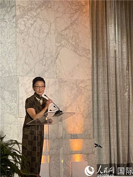 方李邦琴在頒獎(jiǎng)臺(tái)上。人民網(wǎng)記者 鄧圩攝