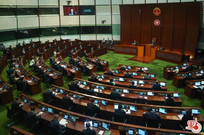 李家超在立法會(huì)宣讀新一份施政報(bào)告。圖片來(lái)源：香港“點(diǎn)新聞” 麥鈞杰 攝