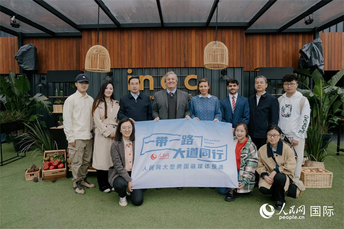 在烏拉圭第118屆普拉多牧農(nóng)業(yè)國際博覽會(huì)上，烏拉圭國家肉類協(xié)會(huì)主席與人民網(wǎng)記者合影。人民網(wǎng)記者 張若涵攝