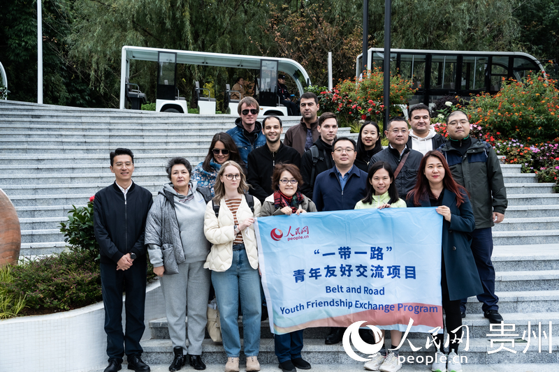 合影留念。人民網(wǎng) 陽茜攝