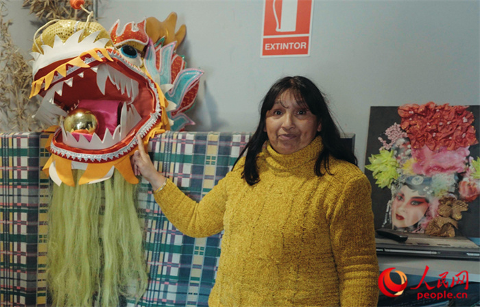 “熊貓閱覽室”一角。盧漢·梅洛為記者展示大使館贈(zèng)送的龍頭。人民網(wǎng)記者 張若涵攝