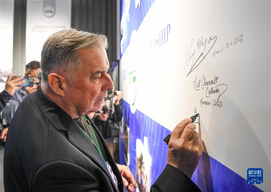 11月1日，美中航空遺產(chǎn)基金會(huì)主席格林在重慶史迪威博物館友誼墻上簽名。新華社記者 王全超 攝