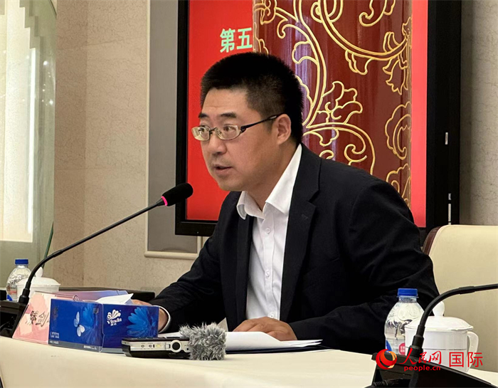 10月31日，歐美同學會副秘書長滕劍峰在第五屆中法文化論壇媒體吹風會上講話。（人民網(wǎng) 謝瑩攝）