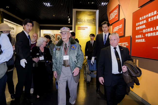 2023年10月30日，美國飛虎隊老兵梅爾·麥克馬倫一行參訪中國人民抗日戰(zhàn)爭紀念館。中國人民對外友好協(xié)會供圖