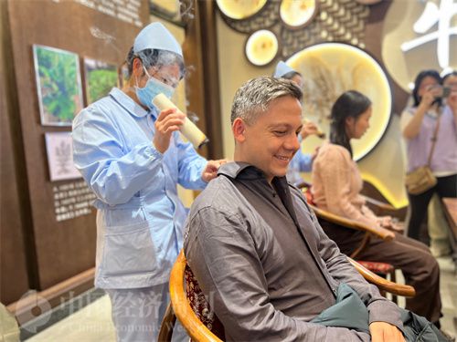   （外媒記者體驗(yàn)艾灸。中國經(jīng)濟(jì)周刊記者 郭志強(qiáng) 攝）