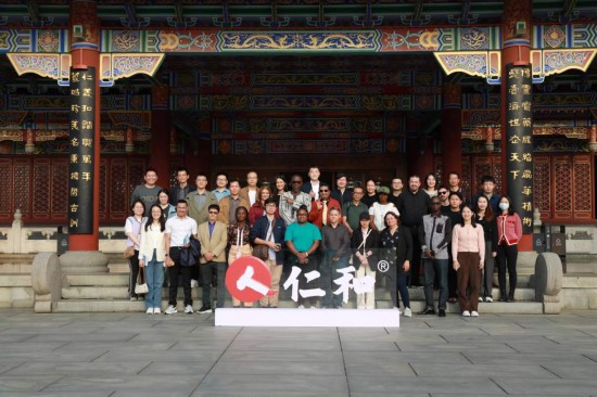 2023“一帶一路”媒體合作論壇聯(lián)合采訪團(tuán)參觀仁和集團(tuán)。（受訪者供圖）