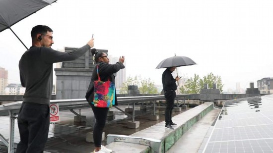   2023“一帶一路”媒體合作論壇聯(lián)合采訪團參觀國家電投江西公司分宜電廠光伏矩陣。（本報記者 周歡攝）