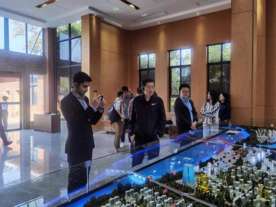 　　10月24日，2023“一帶一路”媒體合作論壇聯(lián)合采訪(fǎng)團(tuán)團(tuán)員在清水塘投資集團(tuán)招商服務(wù)中心參觀(guān)。本報(bào)記者 常雯宜攝