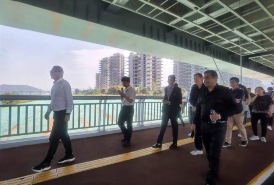 　　10月24日，2023“一帶一路”媒體合作論壇聯(lián)合采訪(fǎng)團(tuán)團(tuán)員走在清水塘大橋景觀(guān)通道上。本報(bào)記者 常雯宜攝