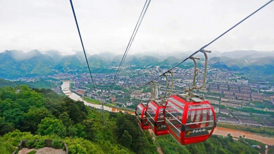 　　在纜車上俯瞰赤水河及茅臺鎮(zhèn)風景。資料圖片
