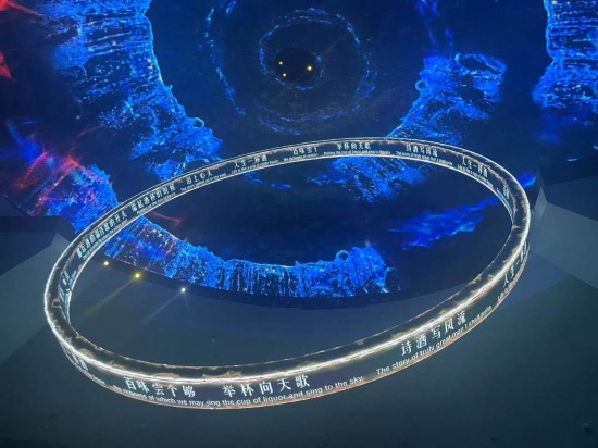 　　《天釀》演出中，屏幕上展示的歌詞。本報記者葉子攝