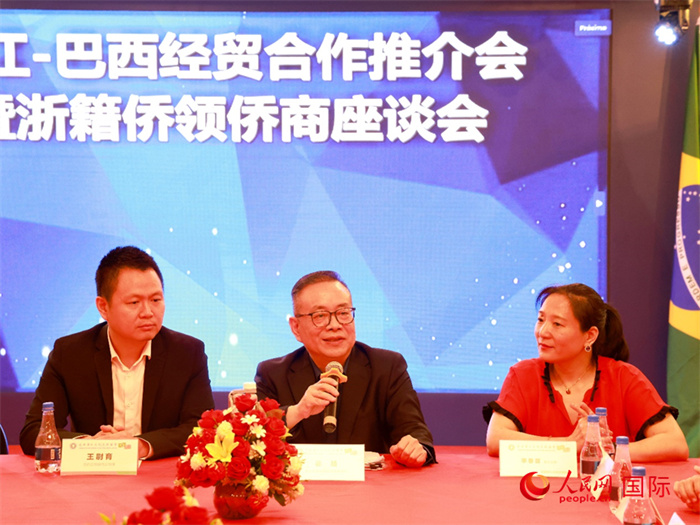 浙江海外聯(lián)誼會常務副會長徐旭（中）和與會僑領僑商座談。人民網(wǎng)記者 陳海琪攝