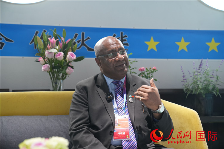 斐濟(jì)副總理兼貿(mào)易部長(zhǎng)卡米卡米加談參加進(jìn)博會(huì)感受。人民網(wǎng)記者 吳超嵐攝