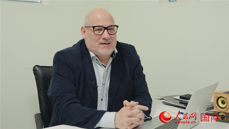 烏拉圭《共和國(guó)報(bào)》總編輯胡安·布蘭卡接受人民網(wǎng)專(zhuān)訪(fǎng)。人民網(wǎng)記者 張若涵攝