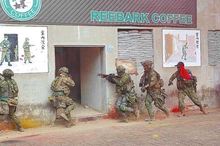 圖為2022年臺陸軍步訓(xùn)部學(xué)員模擬城鎮(zhèn)戰(zhàn)。圖片來源：臺灣《中國時報》。