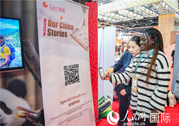 觀眾掃碼《我們的中國故事》系列視頻。人民網(wǎng) 郭錦標(biāo)攝