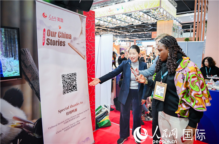 觀眾掃碼《我們的中國故事》系列視頻。人民網(wǎng) 郭錦標(biāo)攝