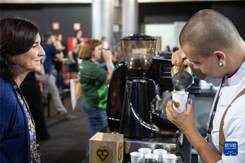 11月9日,咖啡師在巴西貝洛奧里藏特舉行的咖啡周上為參觀者制作咖啡。新華社記者 王天聰 攝