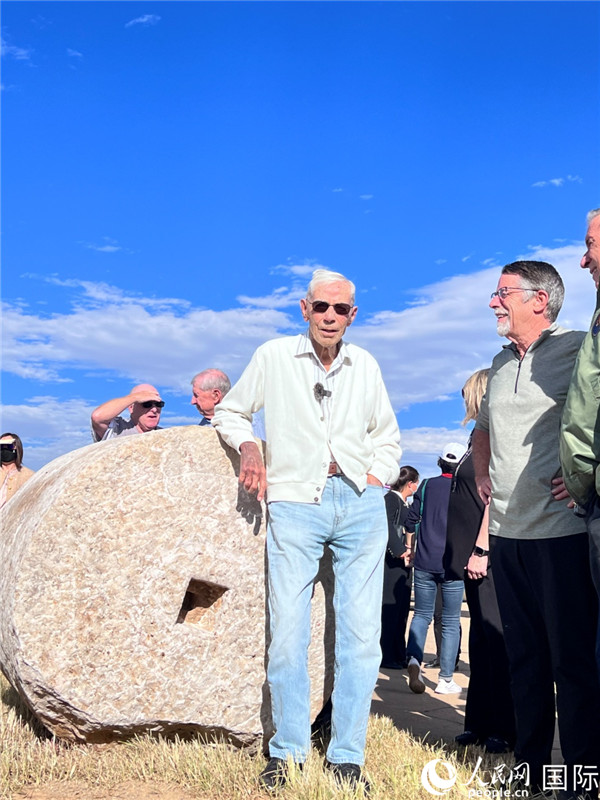 103歲的飛虎隊老兵哈里·莫耶在云南昆明呈貢機場舊址的石碾前留影。人民網(wǎng) 趙瞳攝