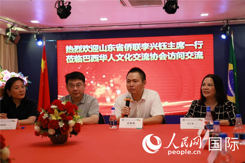 中國駐里約熱內(nèi)盧副總領(lǐng)事王尉育(右二)發(fā)表致辭。人民網(wǎng)記者宋亦然攝