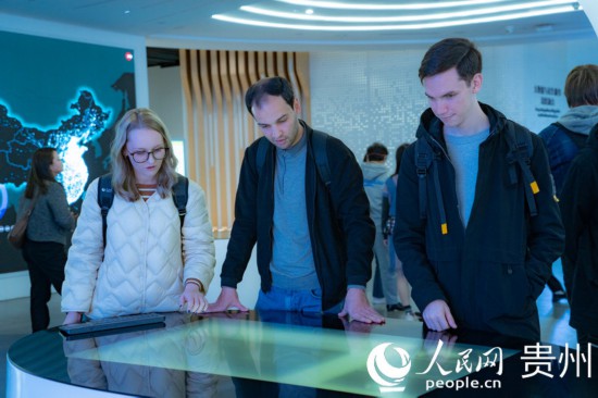 在國家大數(shù)據(jù)（貴州）綜合試驗(yàn)區(qū)交流體驗(yàn)中心，歐亞國家記者體驗(yàn)貴州大數(shù)據(jù)應(yīng)用場景。人民網(wǎng) 陽茜攝
