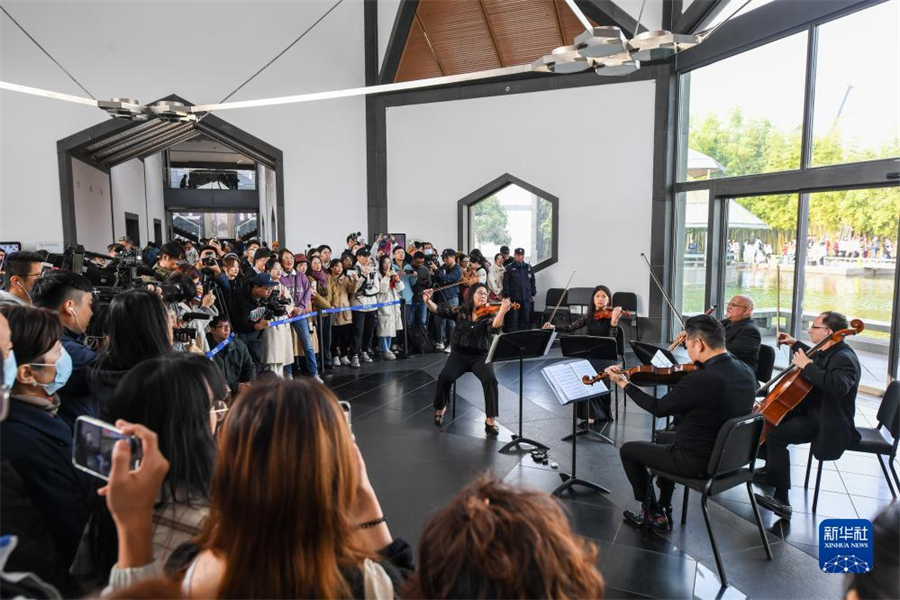 11月16日，費(fèi)城交響樂團(tuán)的演奏家們在蘇州博物館大廳內(nèi)演奏。新華社記者 李博 攝