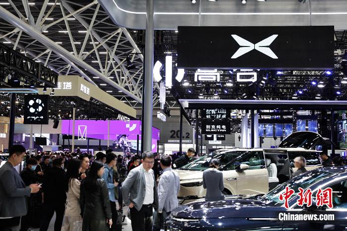 11月17日，廣州車展展館人流如織。中新財(cái)經(jīng)記者 葛成 攝