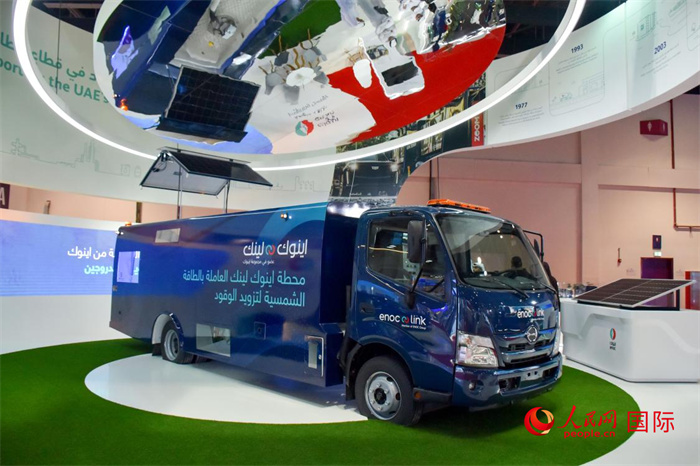 阿聯(lián)酋國家石油公司發(fā)布的電動運油卡車。該卡車用光伏板和電池驅(qū)動，但主要目的是輸送汽油。   人民網(wǎng) 塔里克·易卜拉欣攝