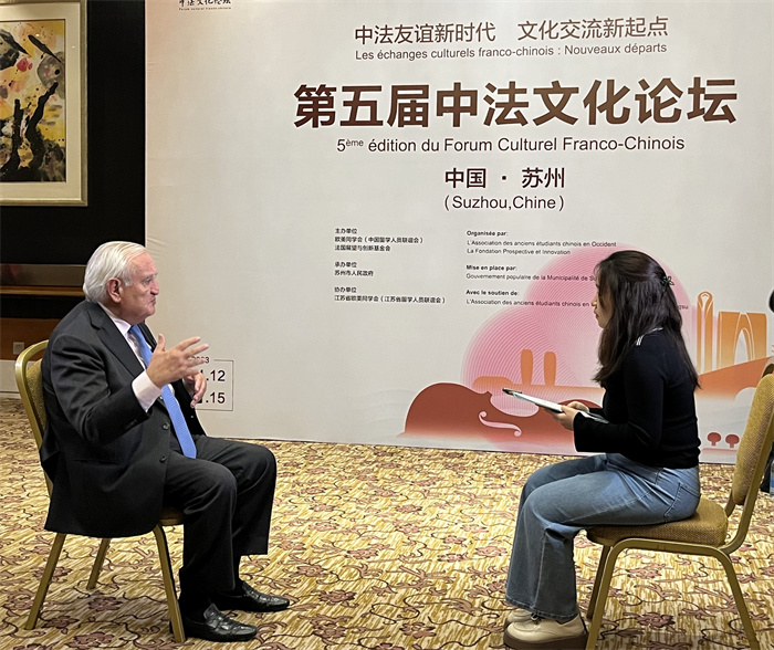 法國(guó)前總理、法國(guó)展望與創(chuàng)新基金會(huì)主席讓-皮埃爾·拉法蘭接受人民網(wǎng)的采訪。（國(guó)際在線供圖）