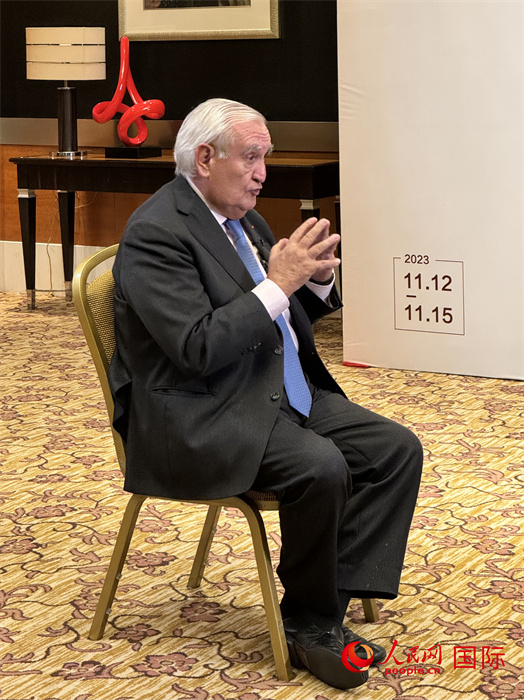 法國(guó)前總理、法國(guó)展望與創(chuàng)新基金會(huì)主席讓-皮埃爾·拉法蘭接受人民網(wǎng)的采訪。（人民網(wǎng) 謝瑩攝）