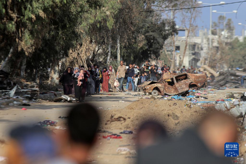 11月18日，在加沙地帶南部地區(qū)，巴勒斯坦人向南遷移。