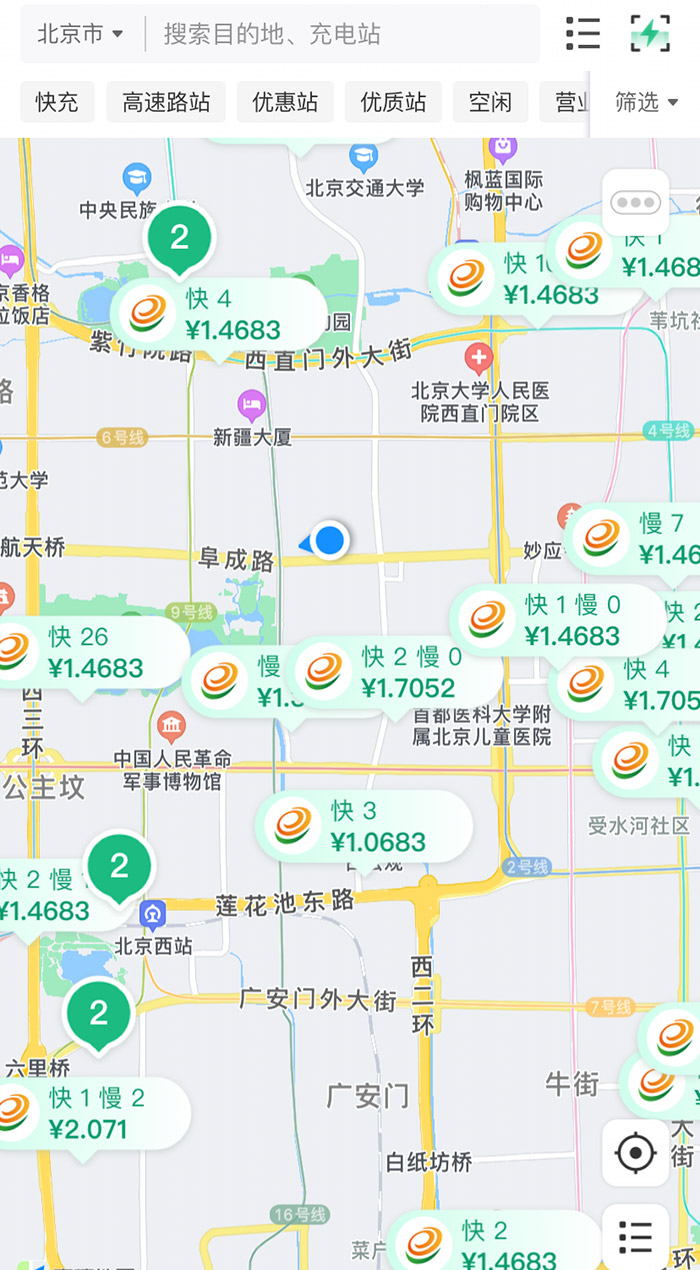 中新財(cái)經(jīng)查詢相關(guān)充電APP發(fā)現(xiàn)，電價(jià)平峰時(shí)段，快充樁的價(jià)格普遍在1.4元度左右。