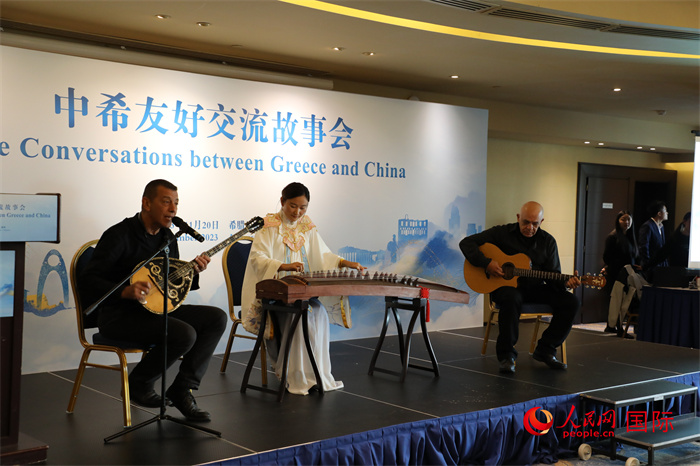 中希藝術家用古箏和布祖基琴演奏希臘著名歌曲《比雷埃夫斯的孩子》。   人民網(wǎng)記者 謝亞宏攝