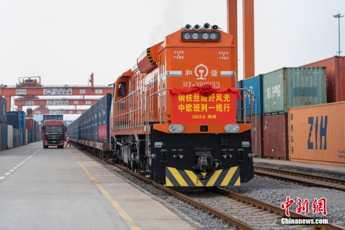 資料圖：河南鄭州，一列滿載貨物的中歐班列(鄭州)從中國(guó)鐵路鄭州局集團(tuán)有限公司圃田車站駛出，開往德國(guó)漢堡。<a target='_blank' href='/'><p  align=