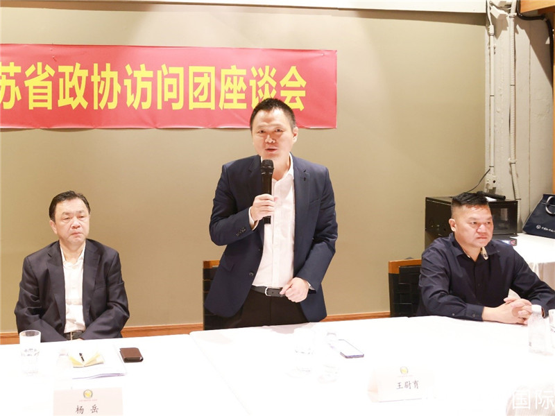 中國駐里約總領館副總領事王尉育（中）在座談會上致辭。人民網記者 陳海琪攝