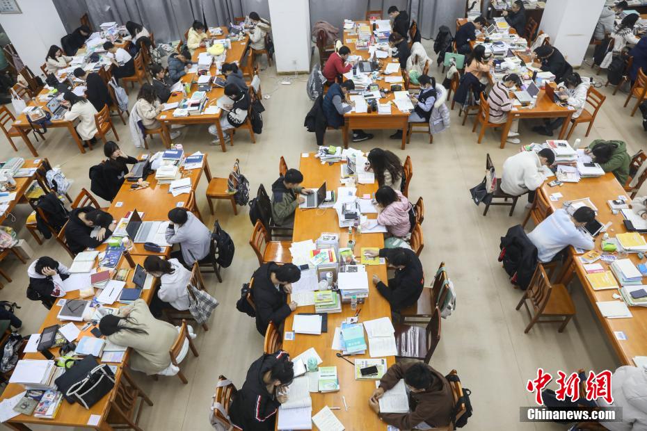 資料圖：眾多考研學(xué)生在南昌大學(xué)圖書館的自習(xí)室內(nèi)復(fù)習(xí)備考。 劉力鑫 攝