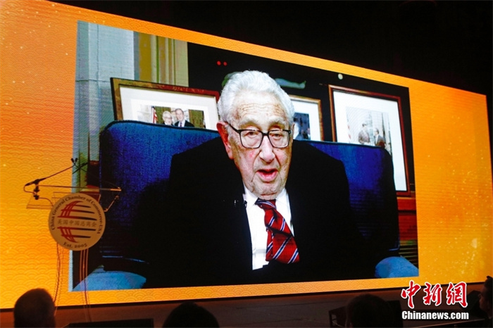 當(dāng)?shù)貢r(shí)間2023年1月18日晚，美國(guó)中國(guó)總商會(huì)(CGCC)在紐約舉行2023年中國(guó)農(nóng)歷新年晚宴。圖為亨利·基辛格以視頻方式致辭。<a target='_blank' href='/' _fcksavedurl='/'><p  align=