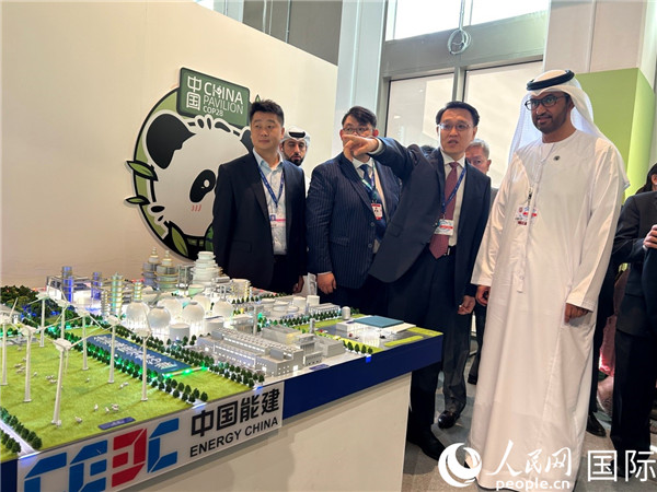 COP28主席蘇爾坦·賈比爾參觀中國角展示。人民網(wǎng)記者任皓宇攝