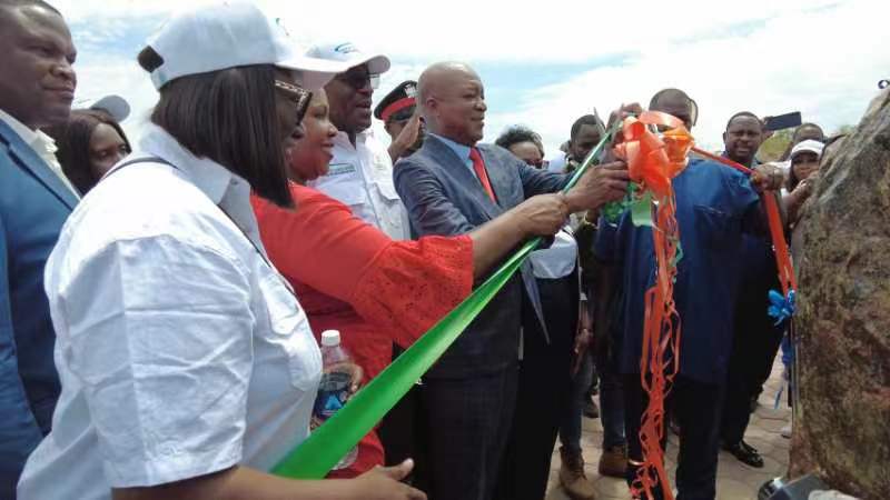 嘉賓為學(xué)校剪彩。主辦方供圖