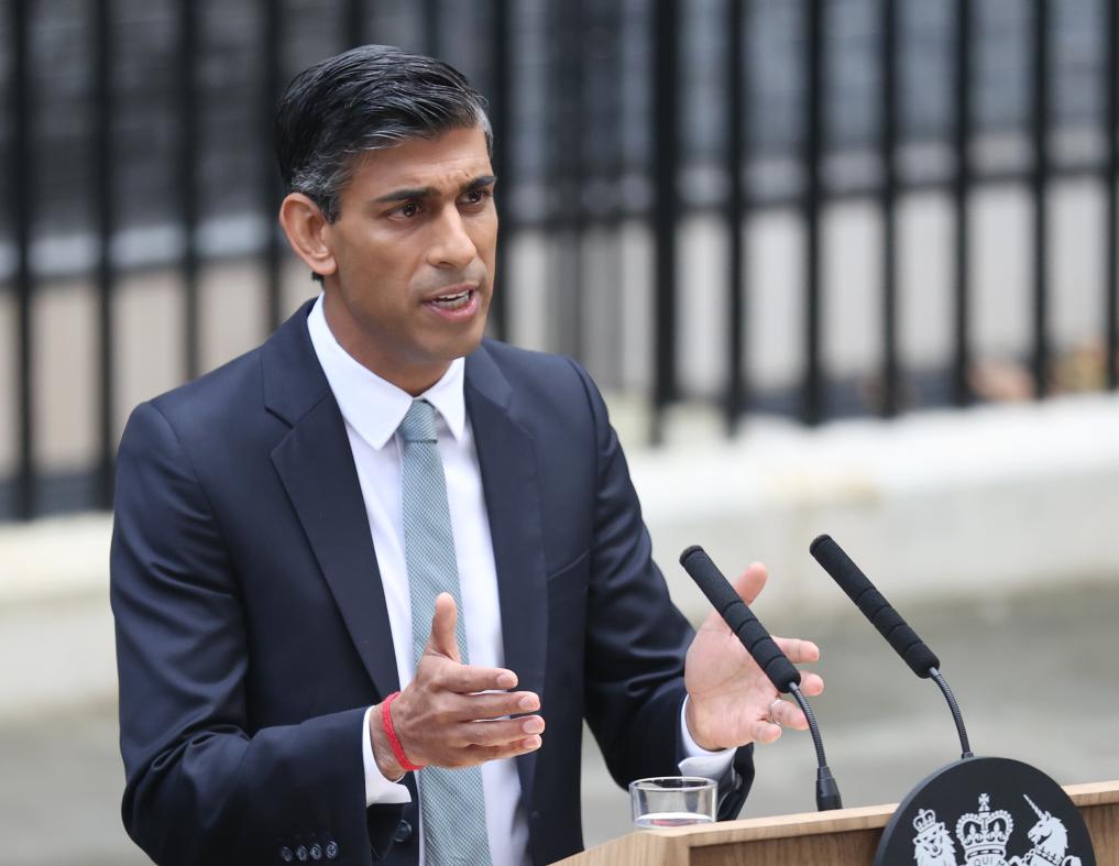 2022年10月25日，里?！ぬK納克在英國(guó)倫敦唐寧街10號(hào)首相府前發(fā)表講話。新華社記者李穎攝